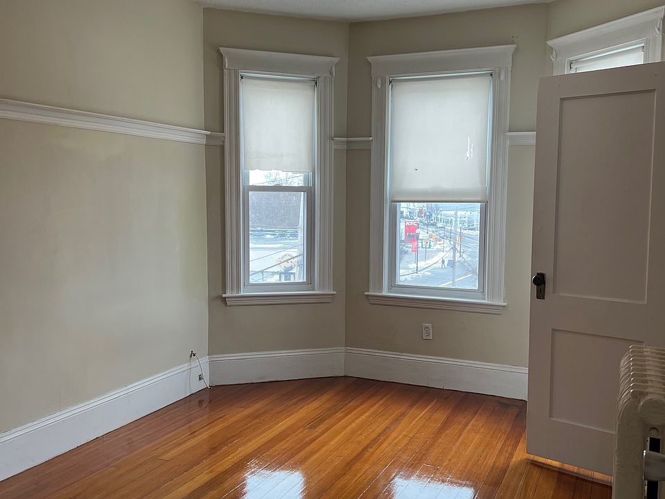 1st image of 754 Hancock St APT 3