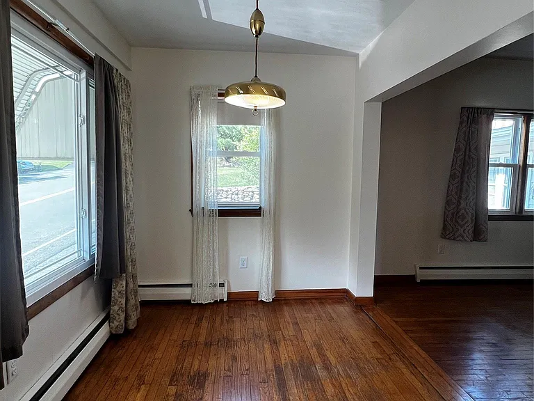 105 Cedar Ave — Photo 4
