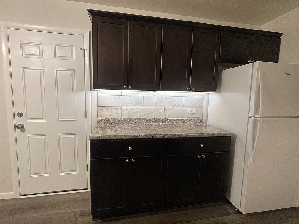 Kitchen Area w/ Additional Cabinet Space