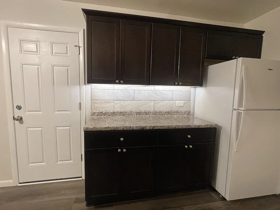 Kitchen Area w/ Additional Cabinet Space