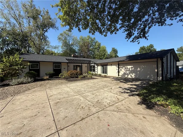 396 Crossbrook Dr, Berea, OH 44017