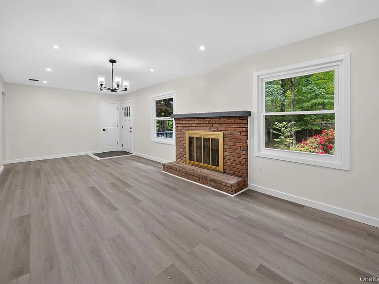 179 Roosevelt Rd — Photo 12