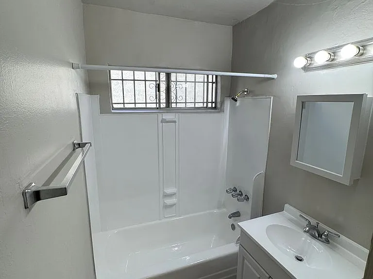 11421 S Normandie Ave — Photo 11