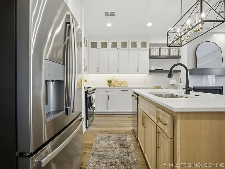 504 E B St — Photo 13
