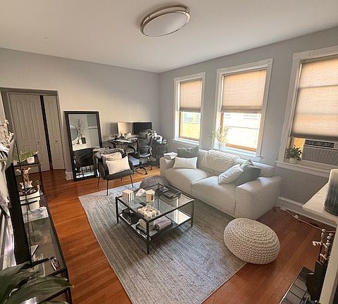 2nd image of 630 W Waveland Ave APT 4D