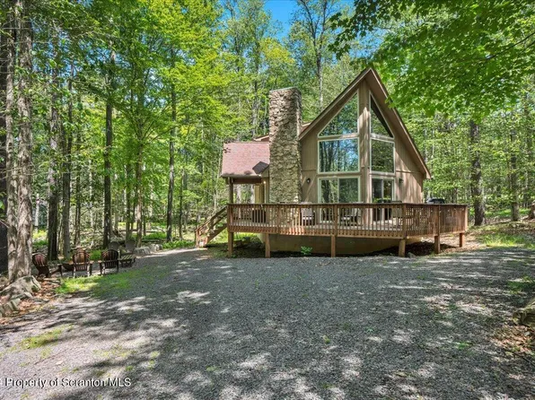 117 N Lehigh River Dr, Gouldsboro, PA 18424