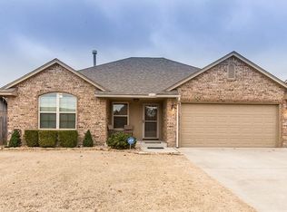 904 SW 16th St, Moore, OK 73160