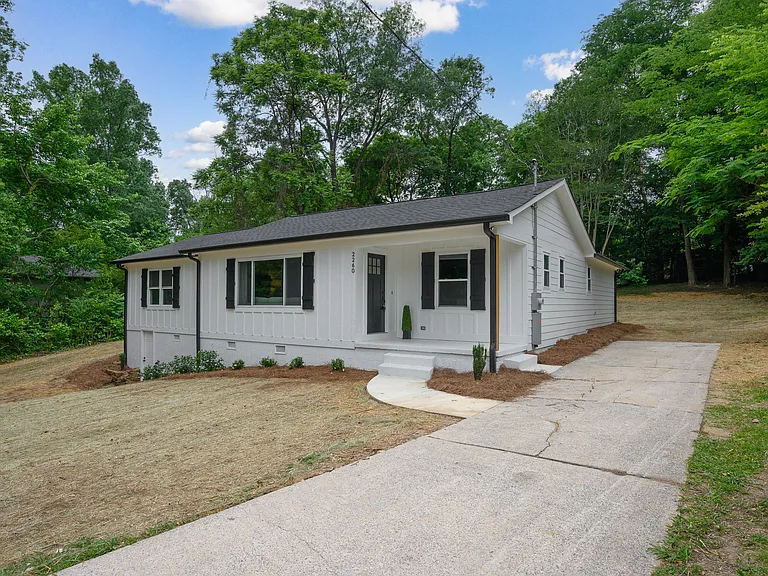2260 Pine Ln — Photo 2