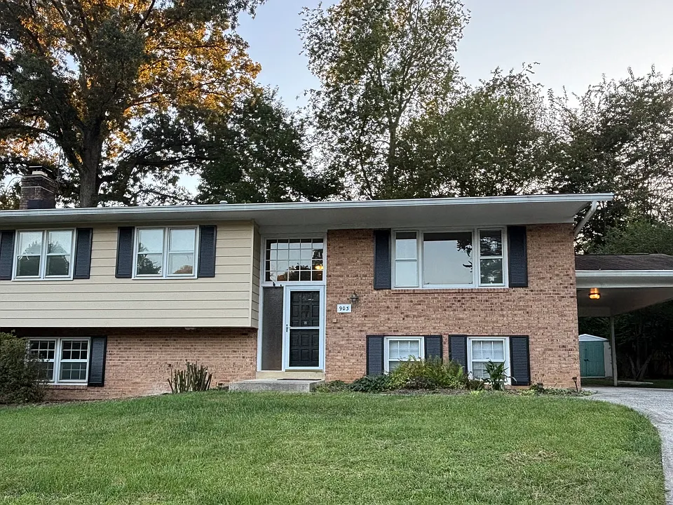 903 Carole Ct SE