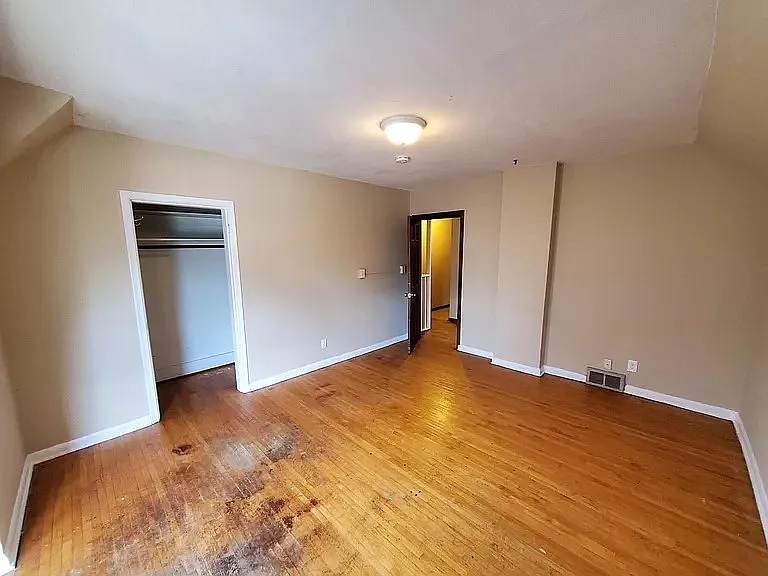 576 Bay St — Photo 3