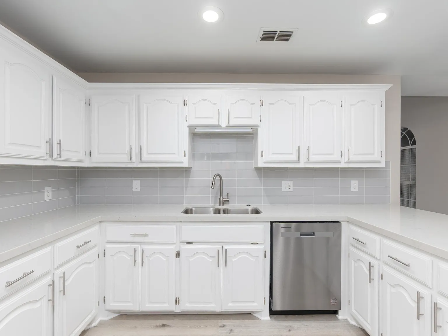 1430 Summerfield Ln — Photo 2