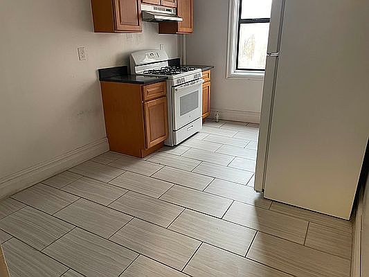 3rd image of 655 Pelham Pkwy N APT 4C