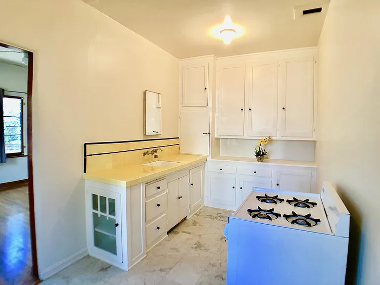 1352 W 10th St #3 — Photo 27