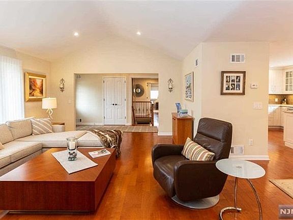 4th image of 137 Ross Ave
