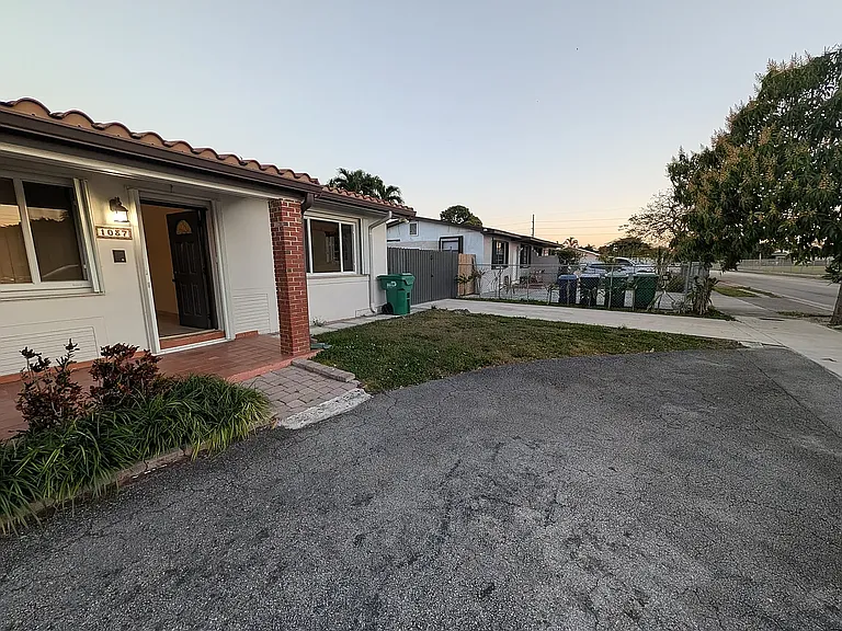 1037 SW 76th Ave — Photo 15