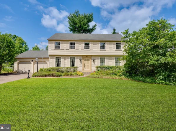 8 School House Dr, Medford, NJ 08055