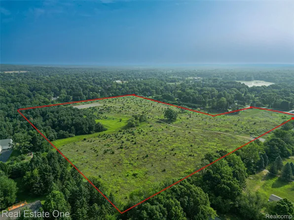 1915 N Hickory Ridge Rd, Highland, MI 48357