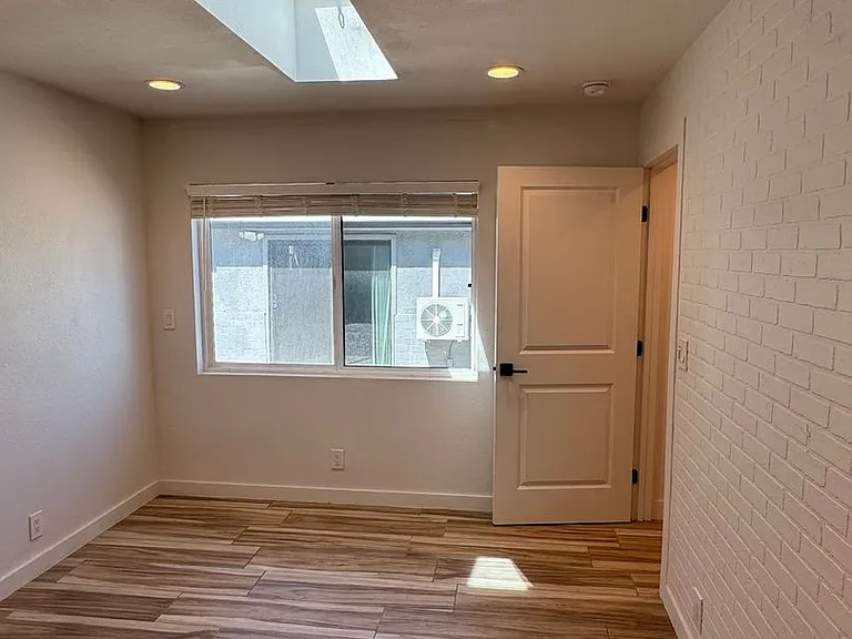 !! Move-In Special !! Cozy Carson Back House With Skylights & Washer/Dryer — Photo 21