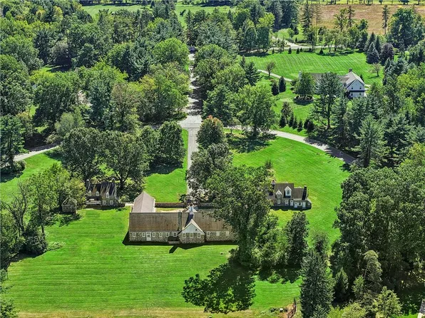 1807 Apple Tree Ln, Bethlehem, PA 18015