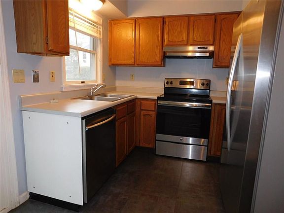 3rd image of 42 Wood Hollow Ln