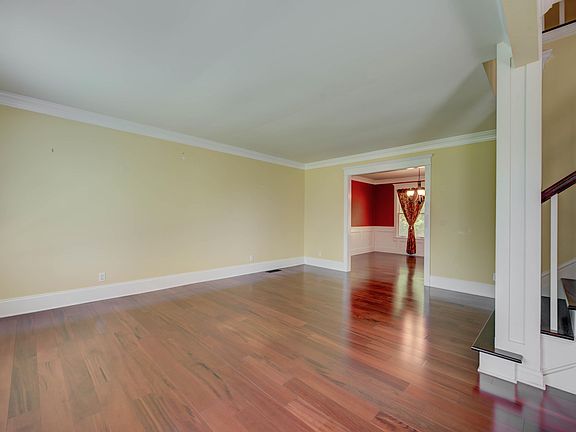 5th image of 121 Amanda Pl