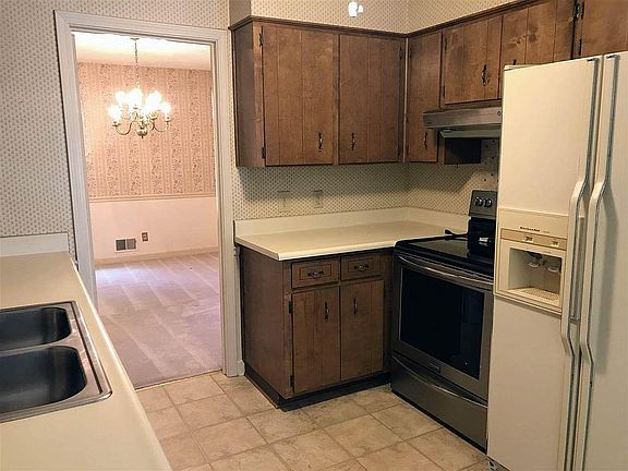 4th image of 210 Tanglewood Ct