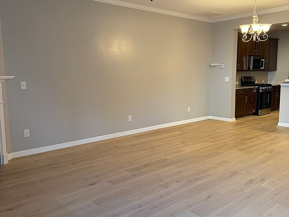 5th image of 550 Libson St