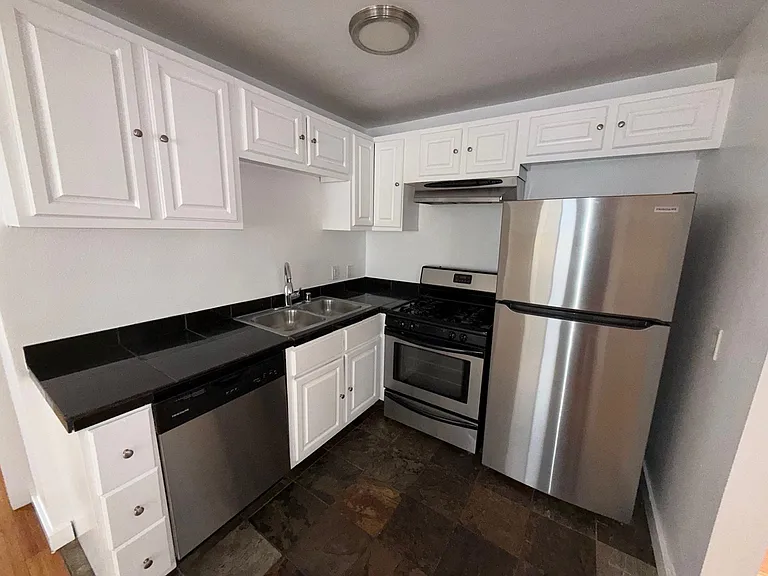 1915 Grace Ave #8 — Photo 5