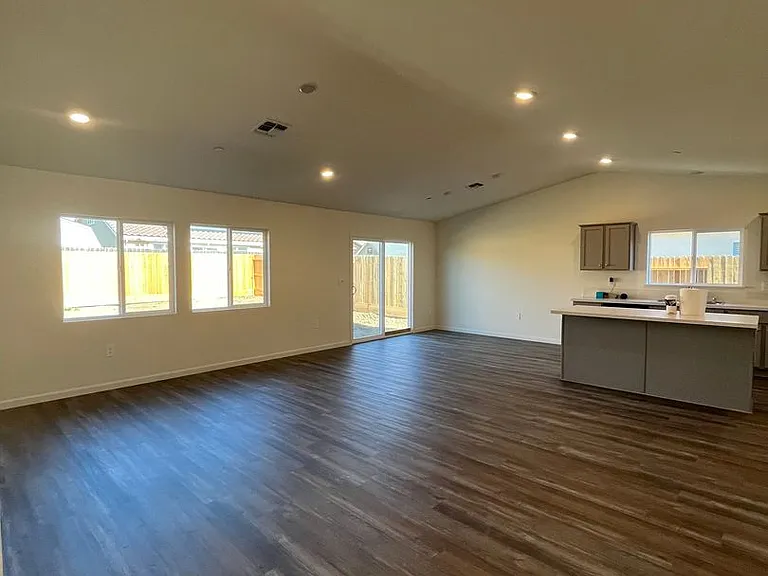 1654 Pacific Dr — Photo 11