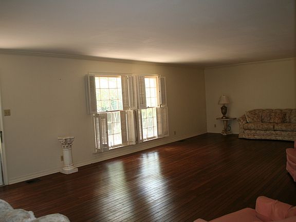 WOOD FLOORS NO CARPET