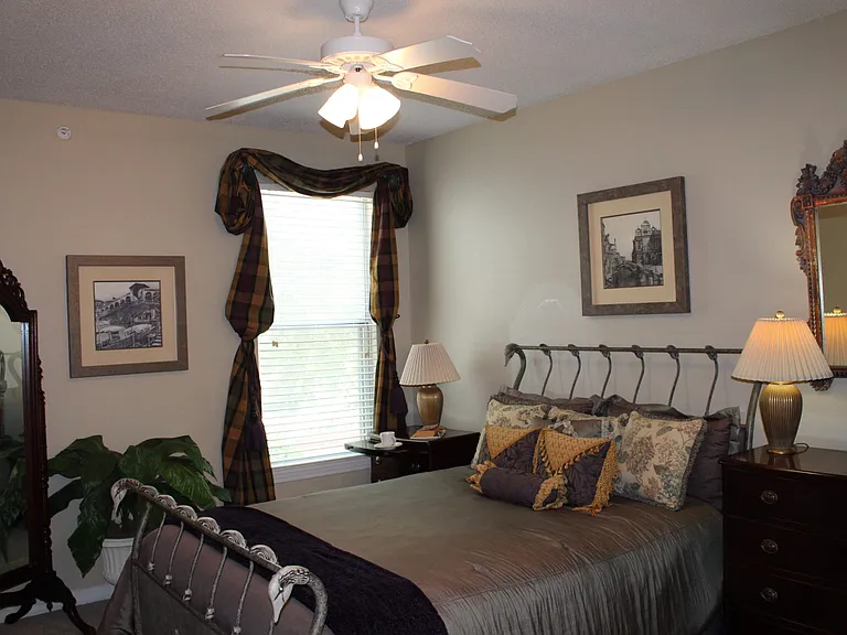 LaCrosse Apartments and Carriage Homes — Photo 15