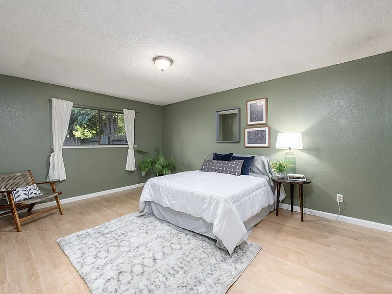 2306 E 8th St — Photo 13