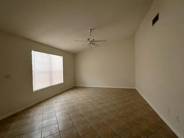 6 bed, 4.0 bath, 2560 sqft, $2,500 — Photo 3