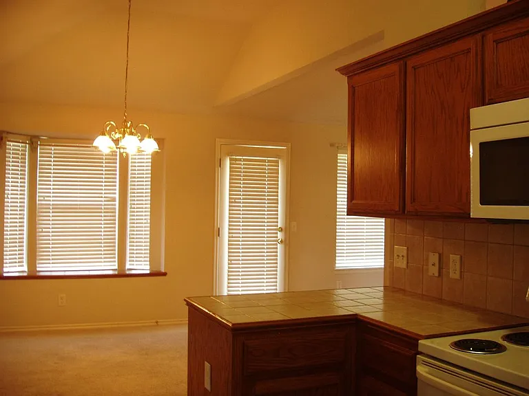 1616 Hazelwood Dr — Photo 5