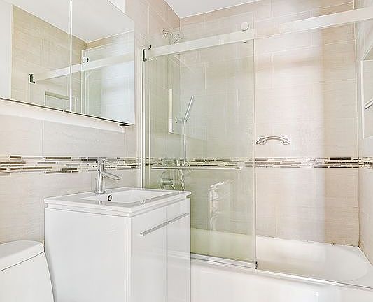 4th image of 251 E 51st St APT 2D