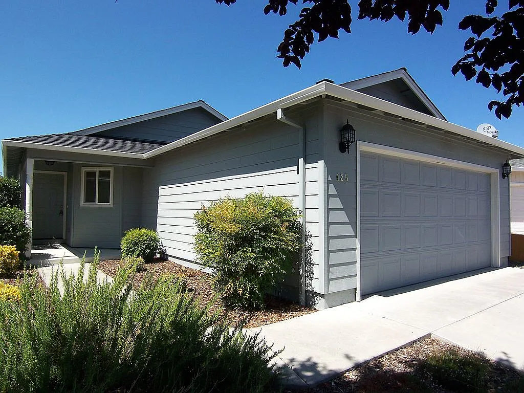 435 Montclair Way photo 1