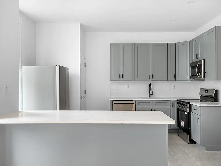 150 Manhattan Ave #3 — Photo 4