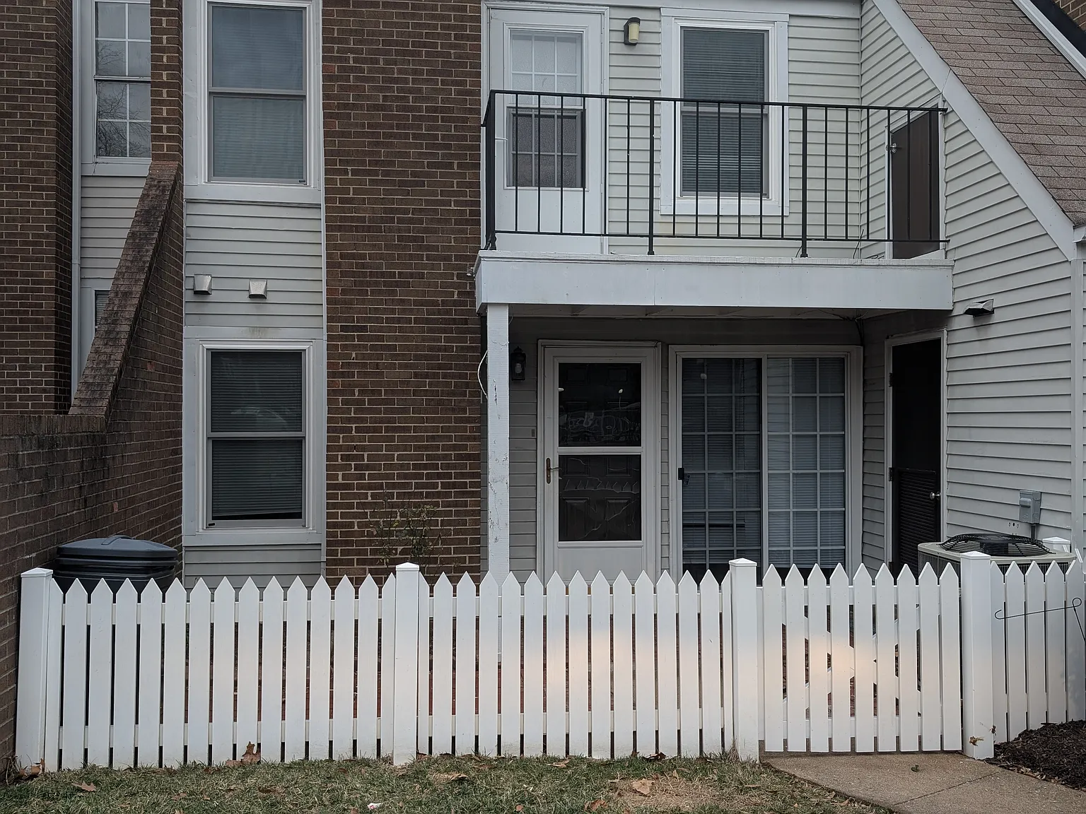 2 bed, 1.5 bath, 1100 sqft, $1,900 — Photo 2