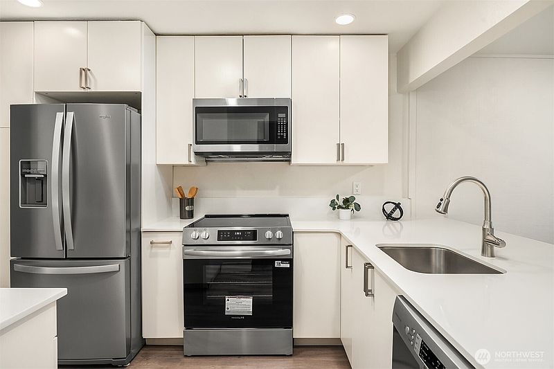 4th image of 13835 NE 69th Street #677