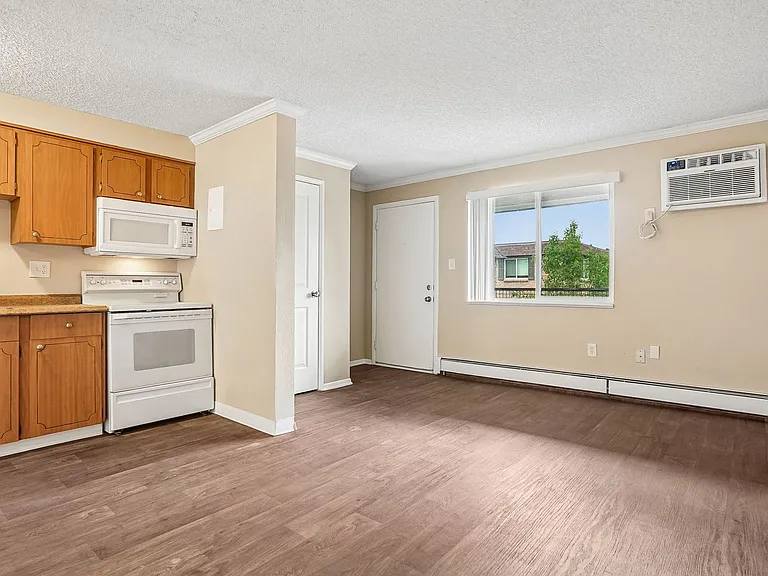 Knollwood and Tanglewood Apartments — Photo 17
