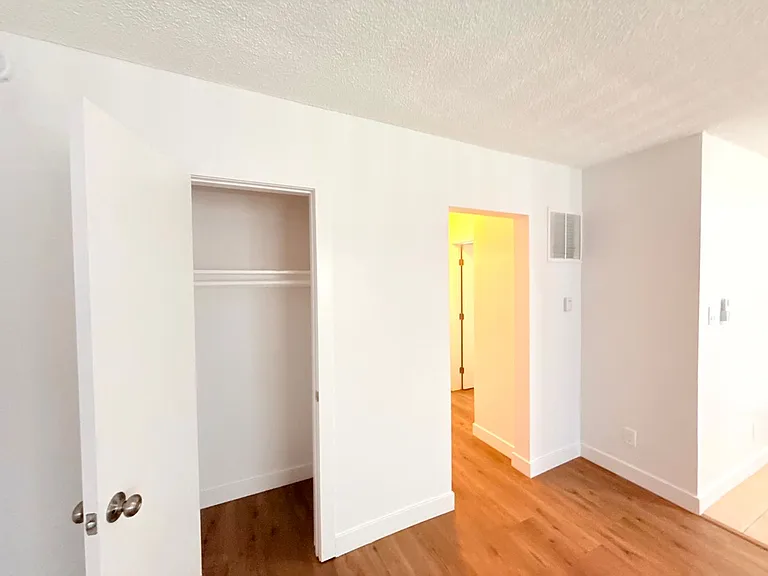 853 W Beach Avenue — Photo 11