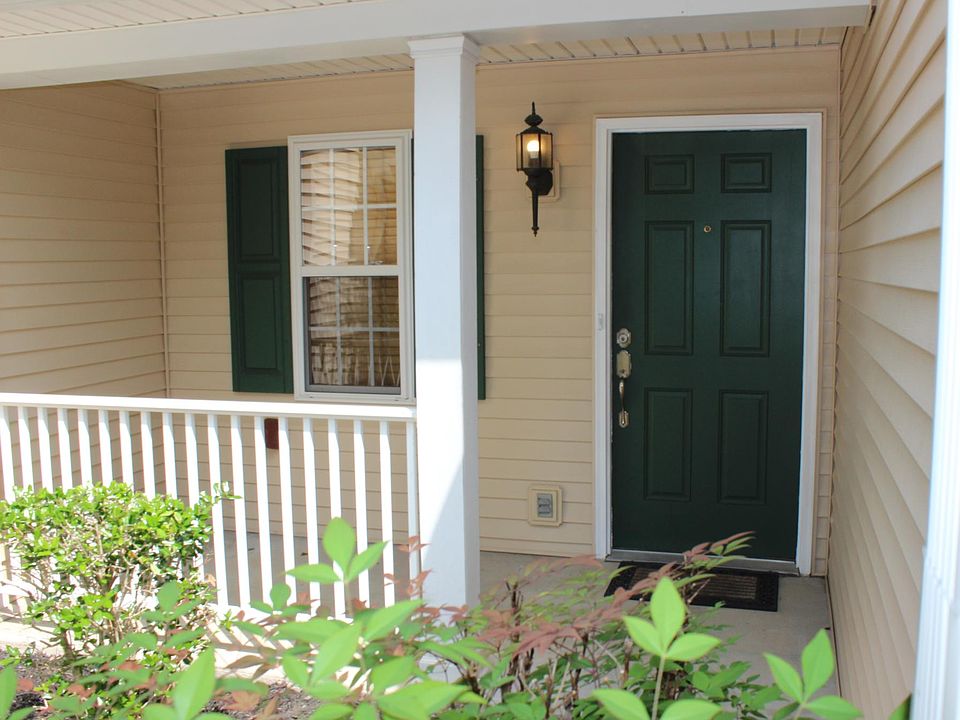 PRIVATE COVERED FRONT PORCH