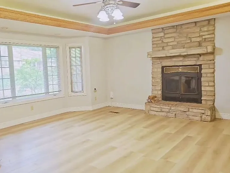 320 SE Willow Way — Photo 3