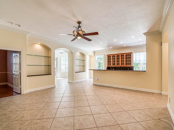 4th image of 190 S Hampton Drive