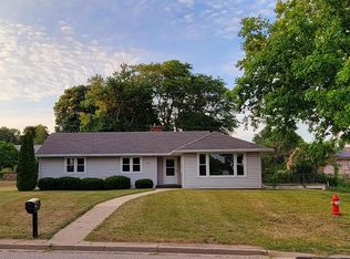621 13th St, Baraboo, WI 53913