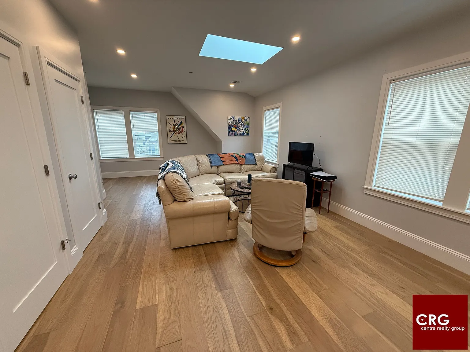 3 bed, 2.0 bath, 9999 sqft, $4,300 — Photo 3