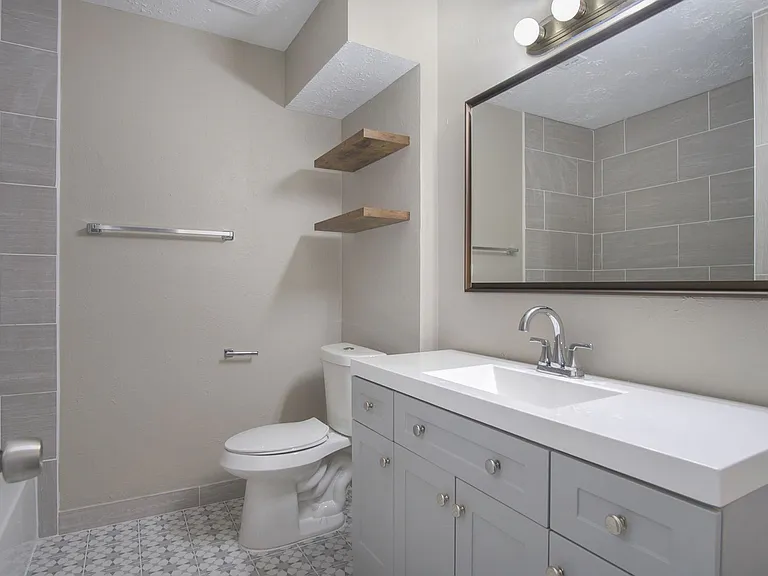 2410 Rolling Glen Dr — Photo 13