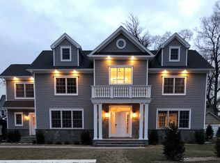 66 Vassar Pl, Rockville Centre, NY 11570