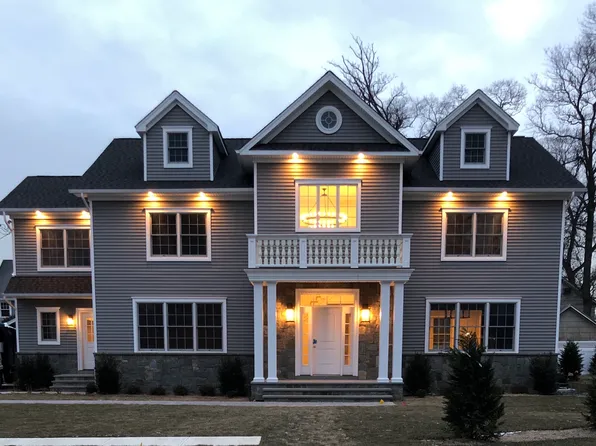 66 Vassar Pl, Rockville Centre, NY 11570