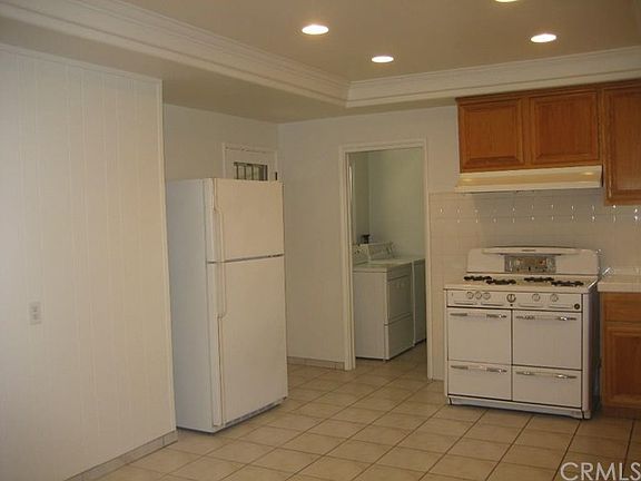 5th image of 1044 W Oliver St